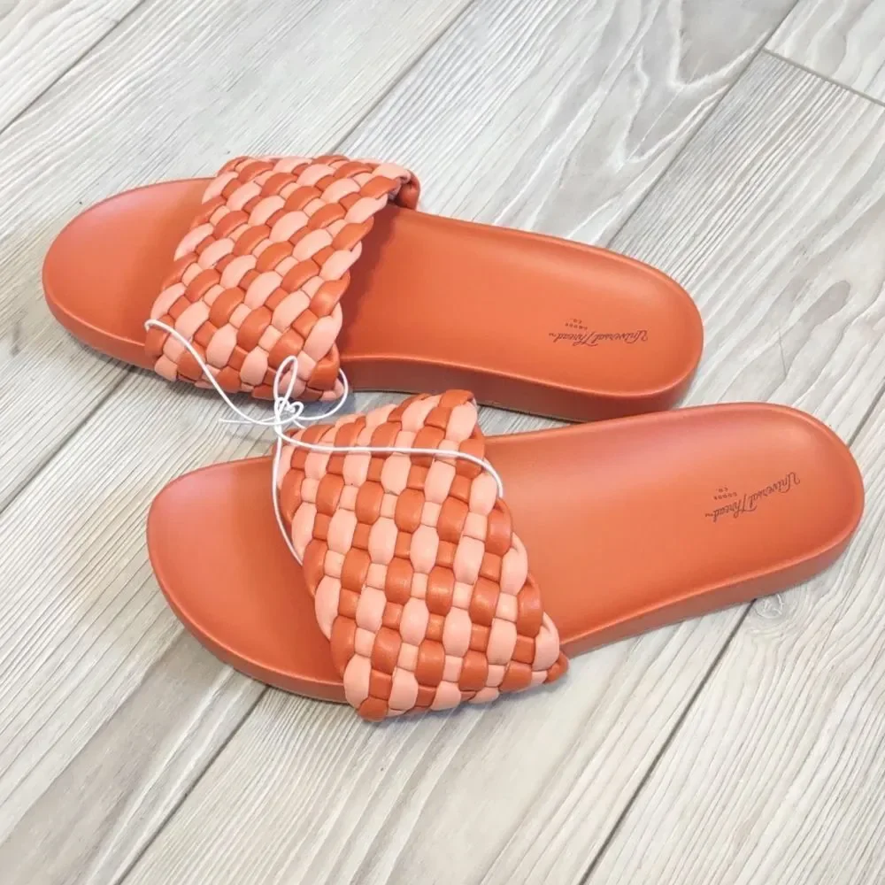 (62-1420)  Universal Thread  Polly Sandals Size 6.5